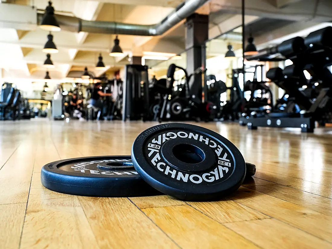 Weight plates in the free-weight area at Lokahi Loft Berlin