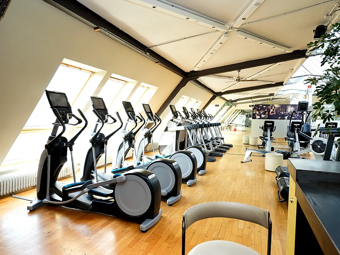 Row of cross-trainers with daylight at Lokahi Loft Berlin