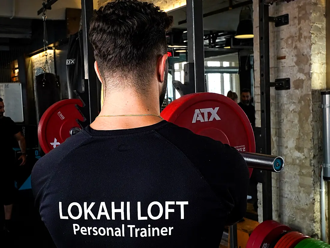 Personal trainer at a strength machine at Lokahi Loft Berlin