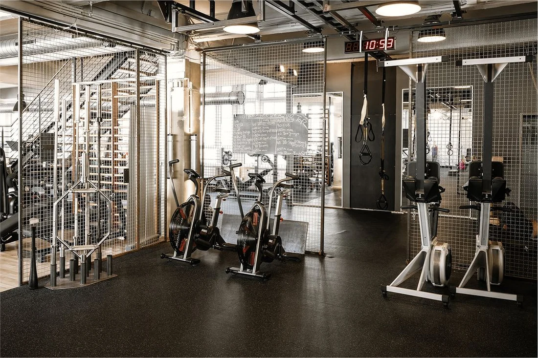 Air bikes and rowing machines in the Cross Circle area at Lokahi Loft Berlin