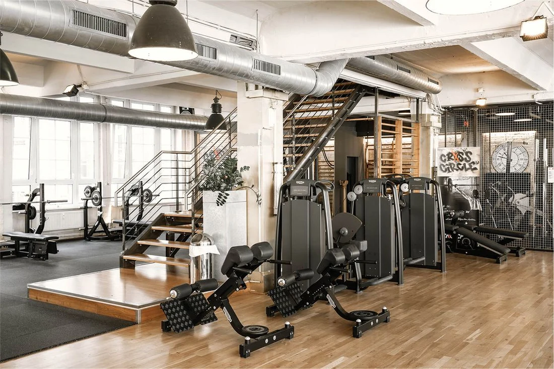 Cross Circle training station with mirrors and staircase at Lokahi Loft Berlin