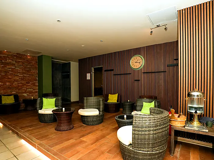 Wellness lounge with rattan chairs at Lokahi Loft Berlin
