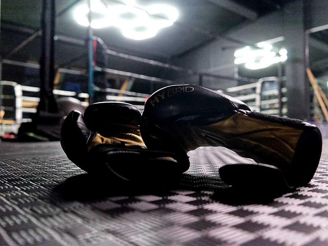 Boxing gloves in the martial arts area at Lokahi Loft Berlin