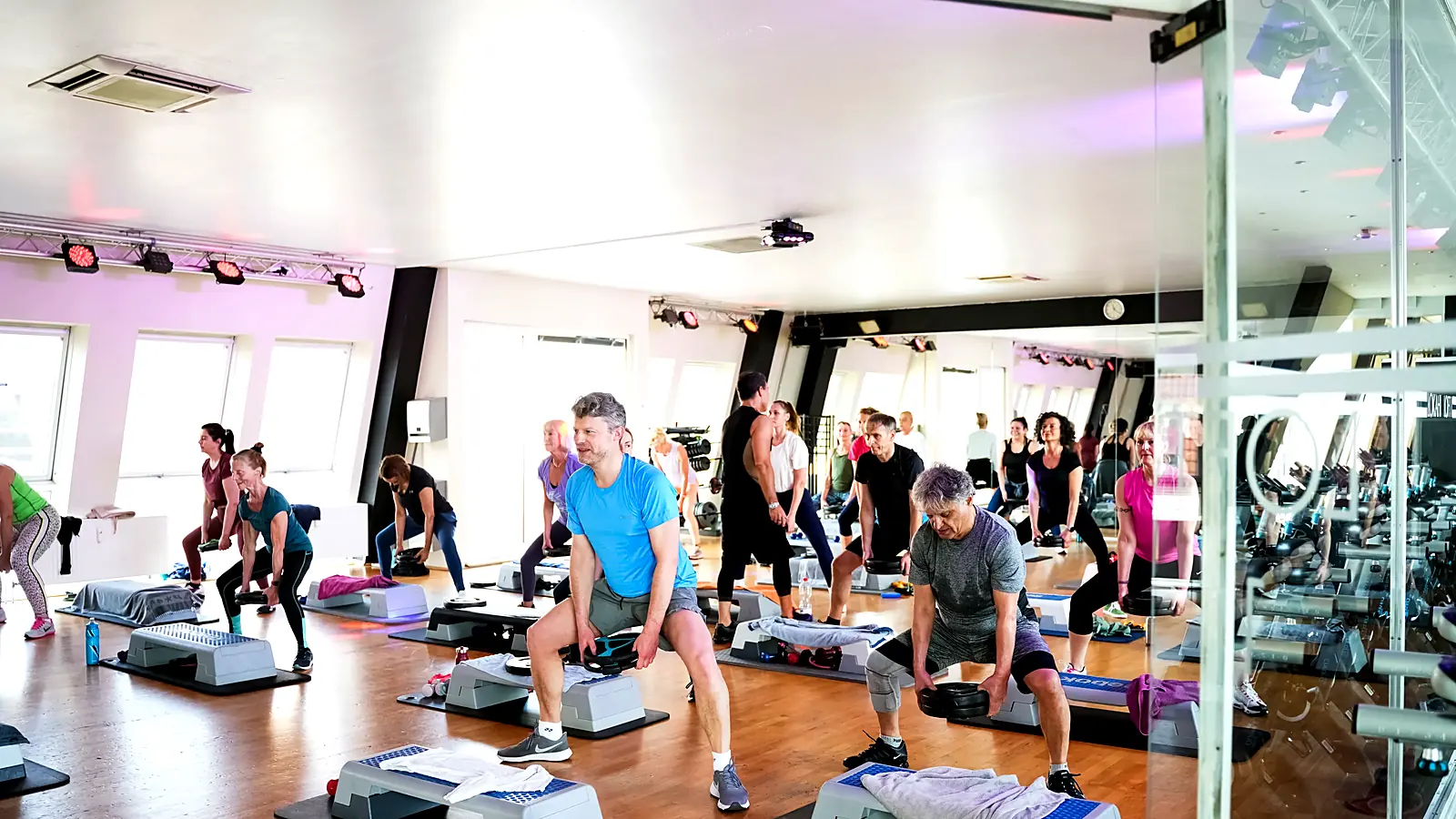 Group class with many participants at Lokahi Loft Berlin