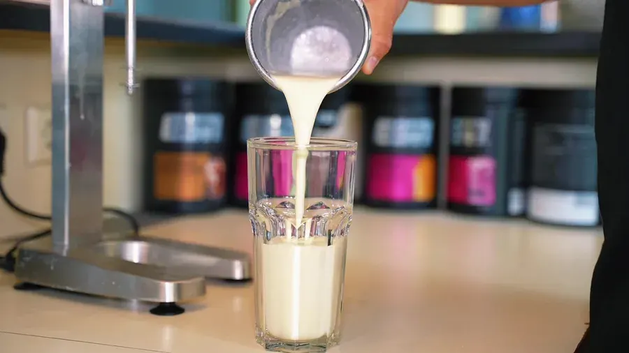 Zubereitung eines Proteinshakes im Lokahi Loft