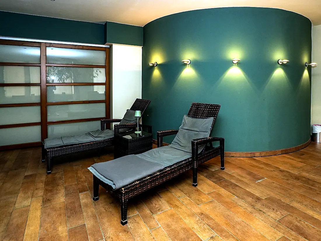 Relaxation area with warm ambient lighting at Lokahi Loft Berlin