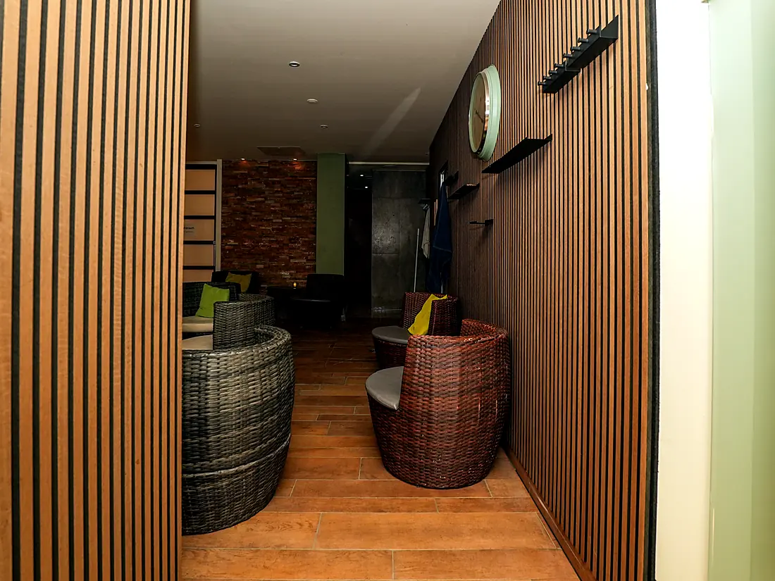 Relaxation corner with rattan chairs at Lokahi Loft Berlin
