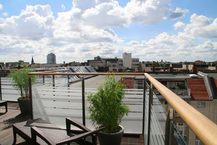 Roof terrace with lounge furniture, bamboo and panoramic views over Berlin